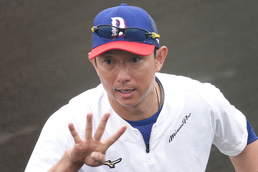 中日の春季キャンプに参加する川崎宗則臨時コーチ【写真：木村竜也】