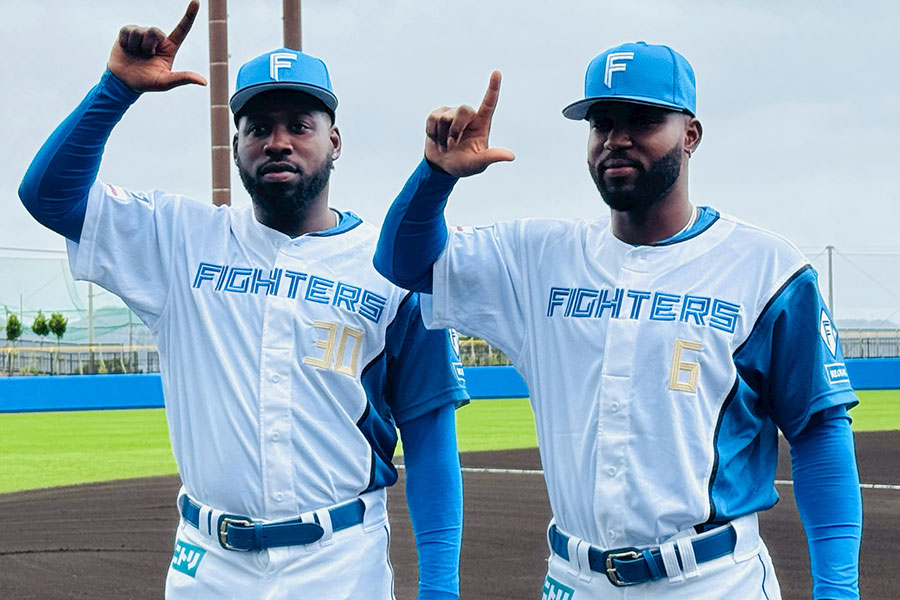 日本ハム入団会見を行ったサウリン・ラオ（左）とロドルフォ・カストロ【写真：町田利衣】