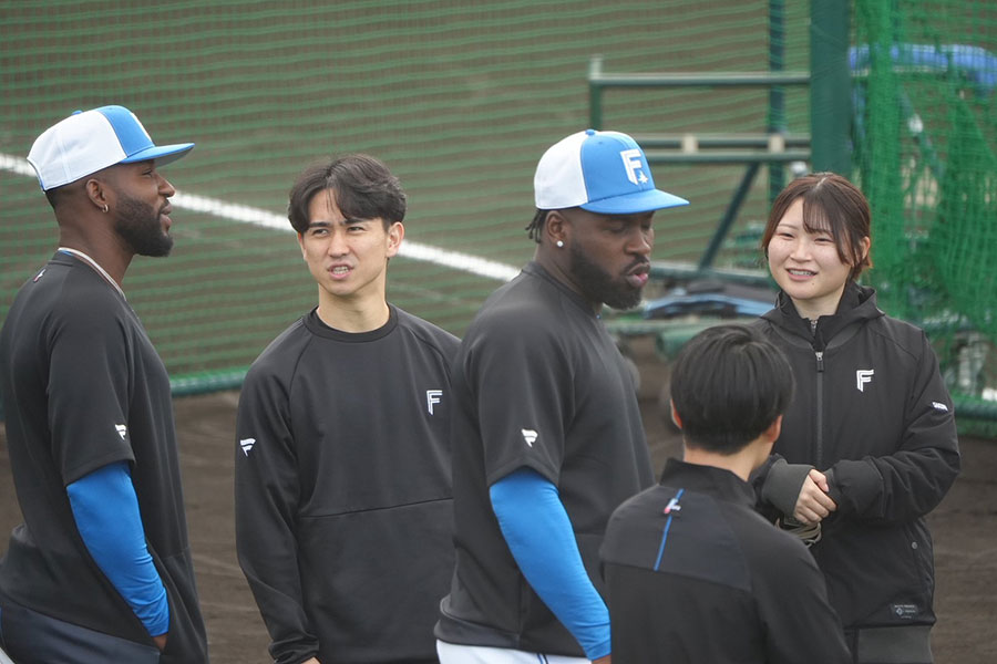 日本ハムのロドルフォ・カストロ（左）とサウリン・ラオ【写真：町田利衣】