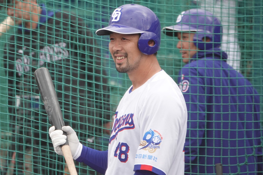 キャンプで明るい表情を見せる中日・阿部寿樹【写真：木村竜也】