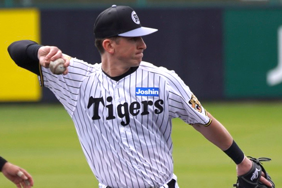 キャンプで守備練習を行う阪神のキャム・ディベイニー【写真：宮脇広久】