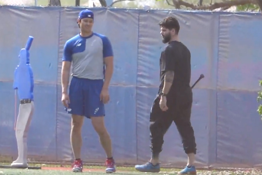 自主トレを行う大谷翔平（左）とアンディ・パヘス【写真：小谷真弥】