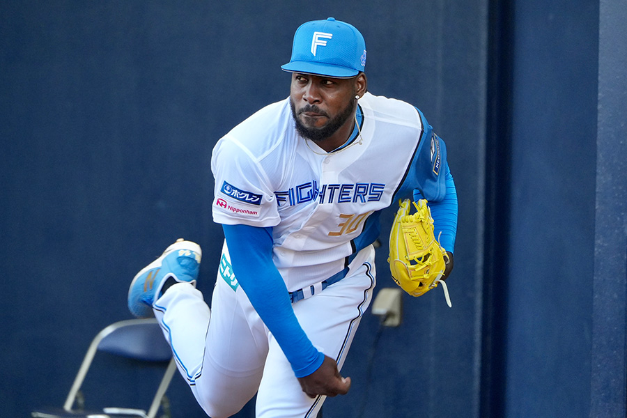 ブルペンで投球練習を行う日本ハムのサウリン・ラオ【写真：町田利衣】