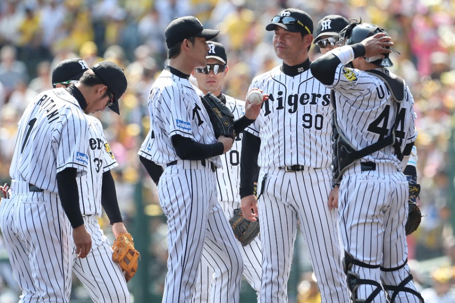 阪神投手コーチ時代の香田勲男氏（真ん中右）【写真提供：産経新聞社】