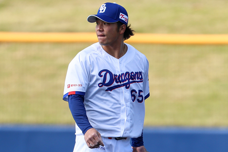 キャンプで練習を行う中日・知野直人【写真：加治屋友輝】