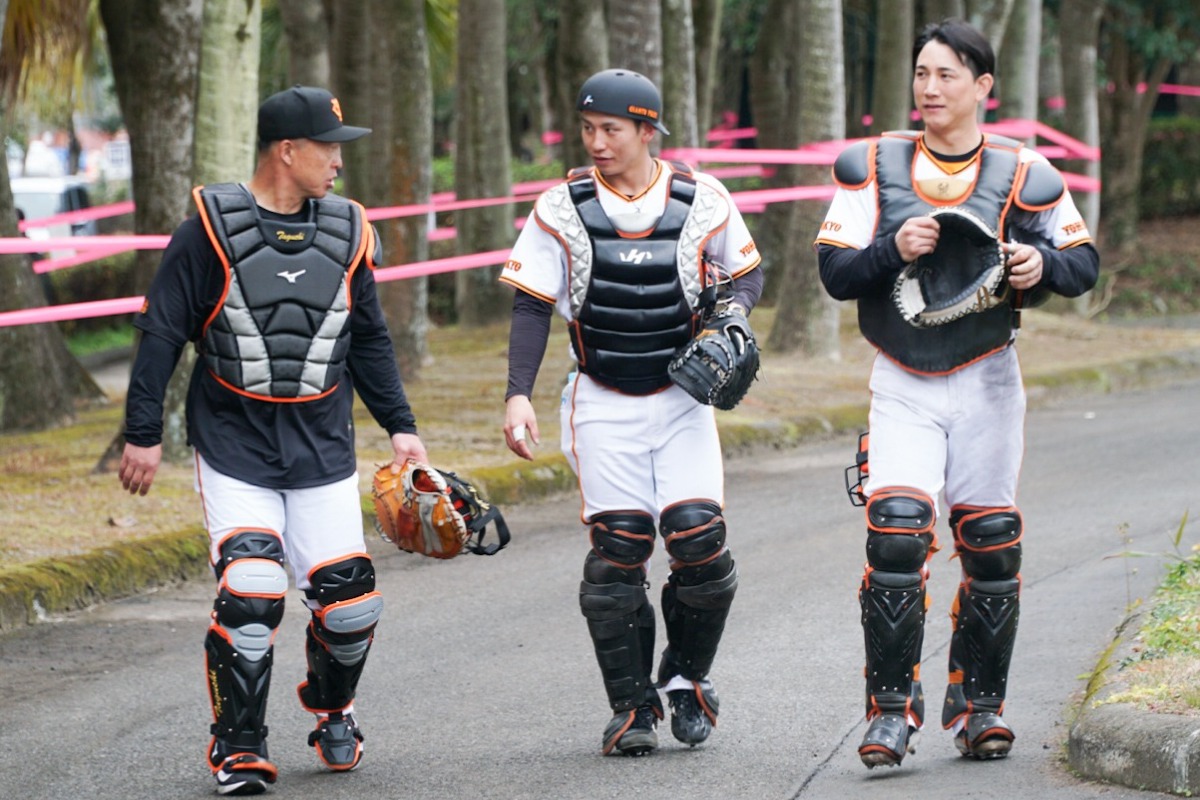 左から田口昌特コーチ、坂本達也、小林誠司。日々、高め合っている【写真：湯浅大】