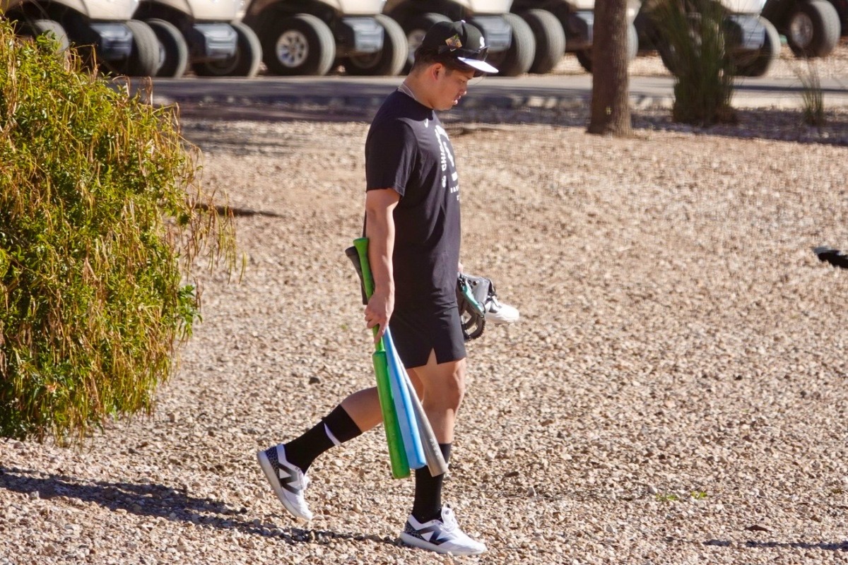 自主トレで汗を流した村上宗隆【写真：小谷真弥】