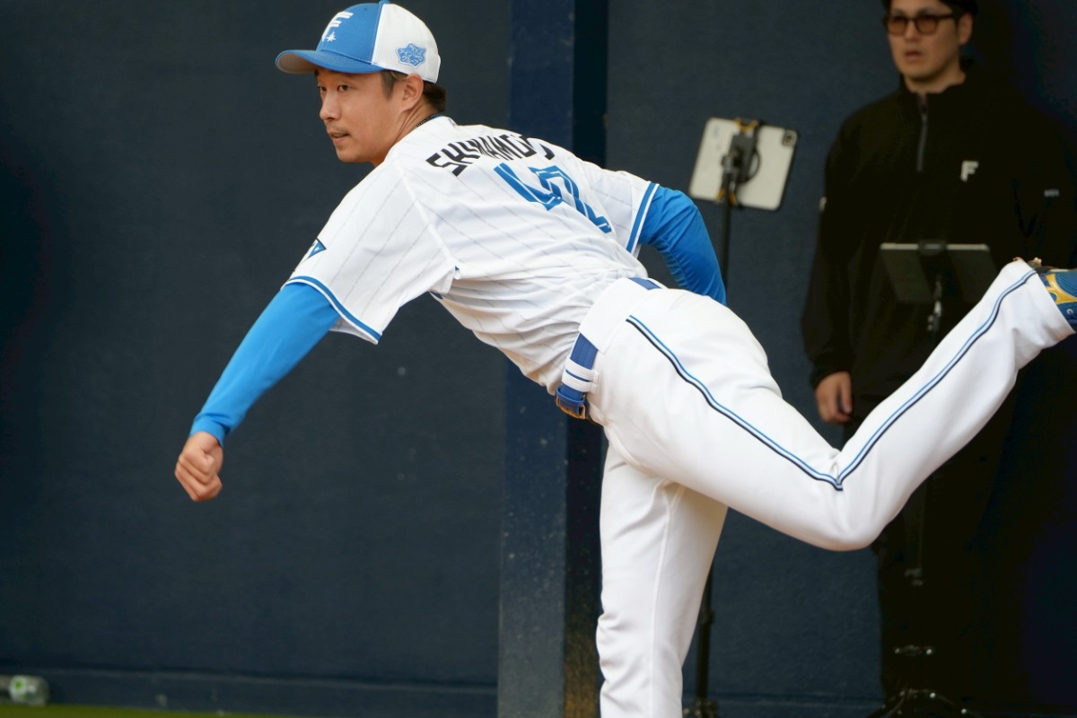 投球練習をする日本ハム・島本浩也【写真：町田利衣】