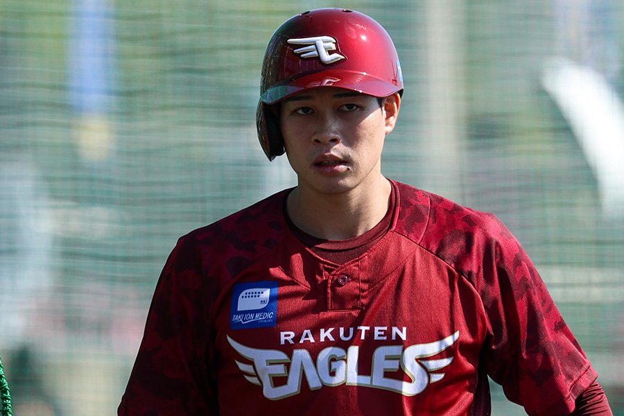 キャンプで練習を行う楽天・中島大輔【写真：加治屋友輝】