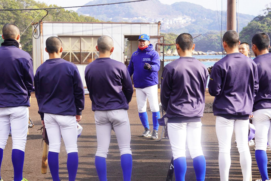 選手を指導する九州文化学園高・香田勲男監督【写真：尾辻剛】