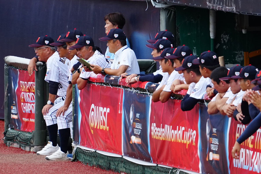 U-18代表コーチとして国際大会に参加した岩井氏（左から2人目）【写真：荒川祐史】