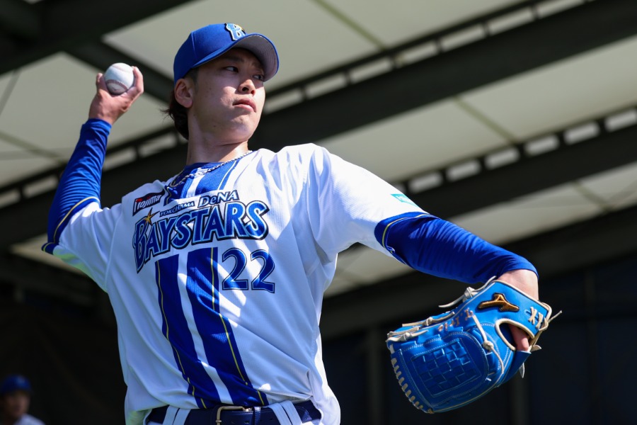 春季キャンプでブルペン入りするDeNA・入江大生【写真：加治屋友輝】