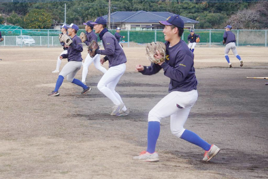 九州文化学園高ナインがキャッチボールをする様子【写真：尾辻剛】