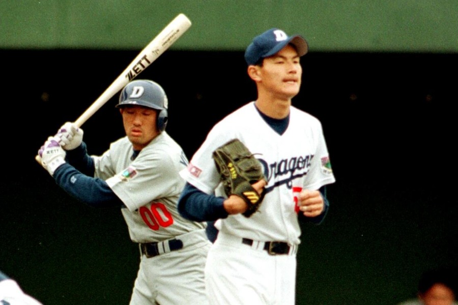 紅白戦でプロの洗礼を浴びた元中日・山北茂利氏（右）【写真提供：産経新聞社】