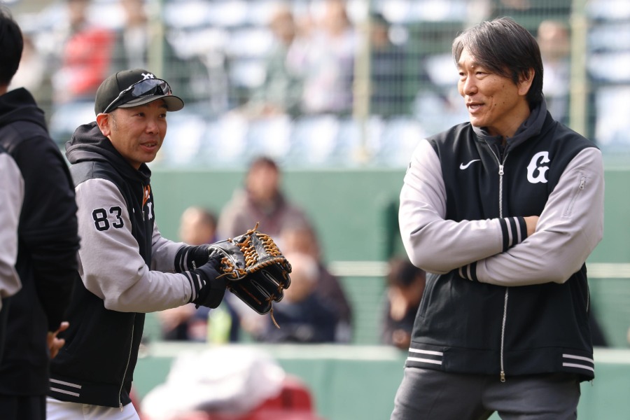 巨人・阿部慎之助監督（左）と臨時コーチで訪れた松井秀喜氏【写真提供：産経新聞社】