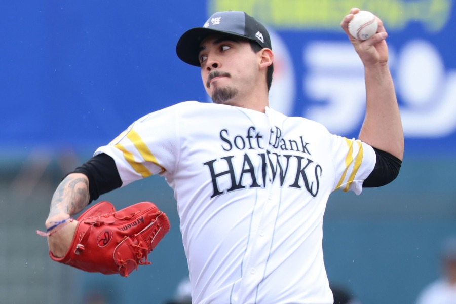 ライブBPに登板したソフトバンクのアレクサンダー・アルメンタ【写真：加治屋友輝】