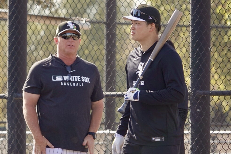ホワイトソックスの村上宗隆とフィル・ネビン氏【写真：小谷真弥】