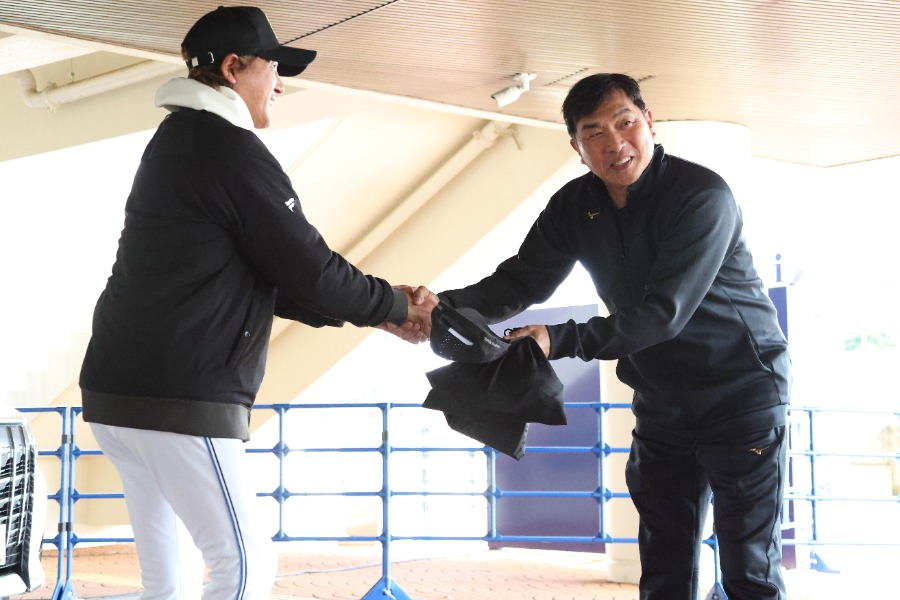 日本ハム・新庄剛志監督と握手する山本昌氏【写真提供：産経新聞社】