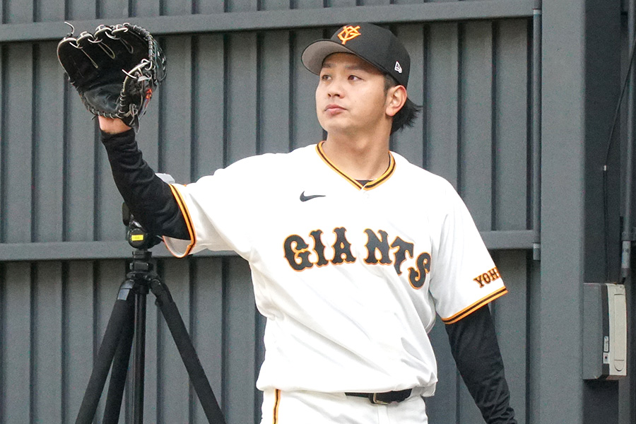 キャンプで練習を行う巨人・石川達也【写真：湯浅大】
