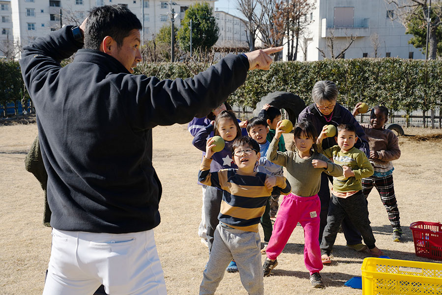 埼玉・幸手ひまわり幼稚園での投げ方指導の様子【写真：磯田健太郎】
