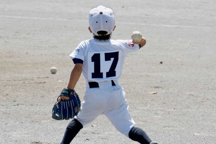 低学年に体幹を使った投げ方を伝える方法とは(写真はイメージ)
