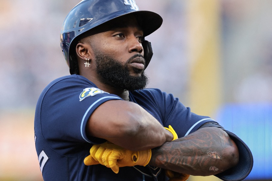 腕組みポーズをするマリナーズのランディ・アロサレーナ【写真：ロイター】