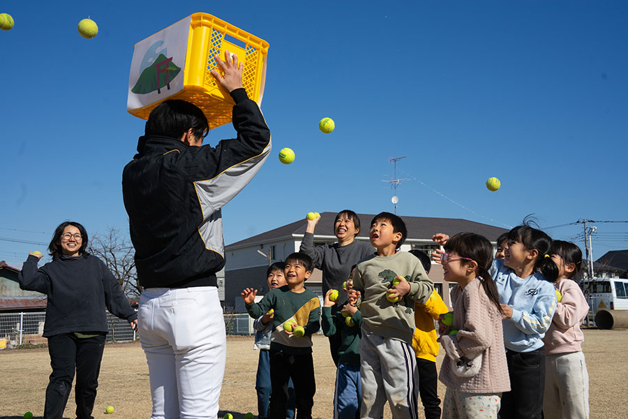 玉入れをする幸手ひまわり幼稚園の子どもたち【写真：磯田健太郎】