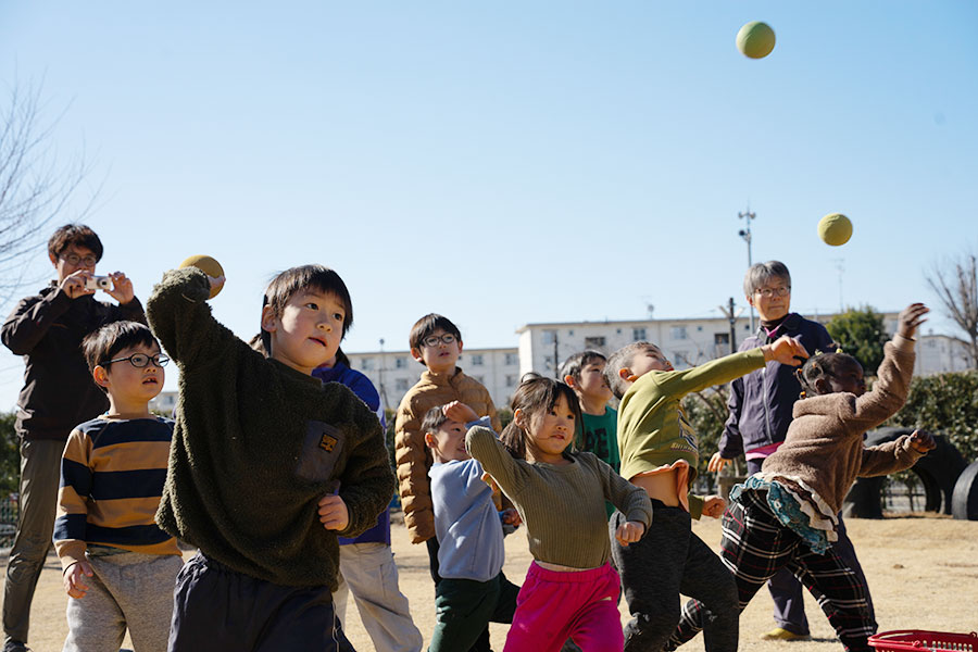 的当てをする幸手ひまわり幼稚園の子どもたち【写真：磯田健太郎】