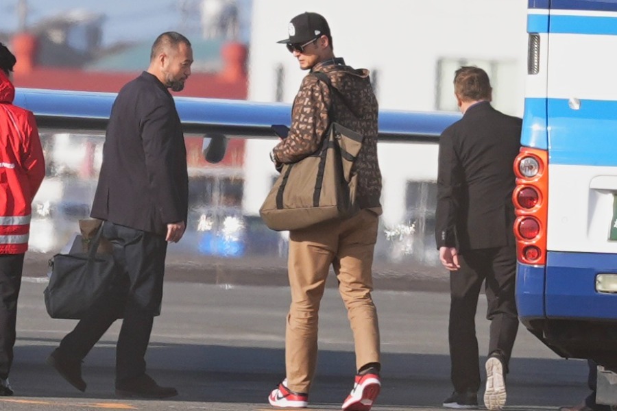 チャーター機で宮崎入りしたダルビッシュ有（中央）【写真：小林靖】