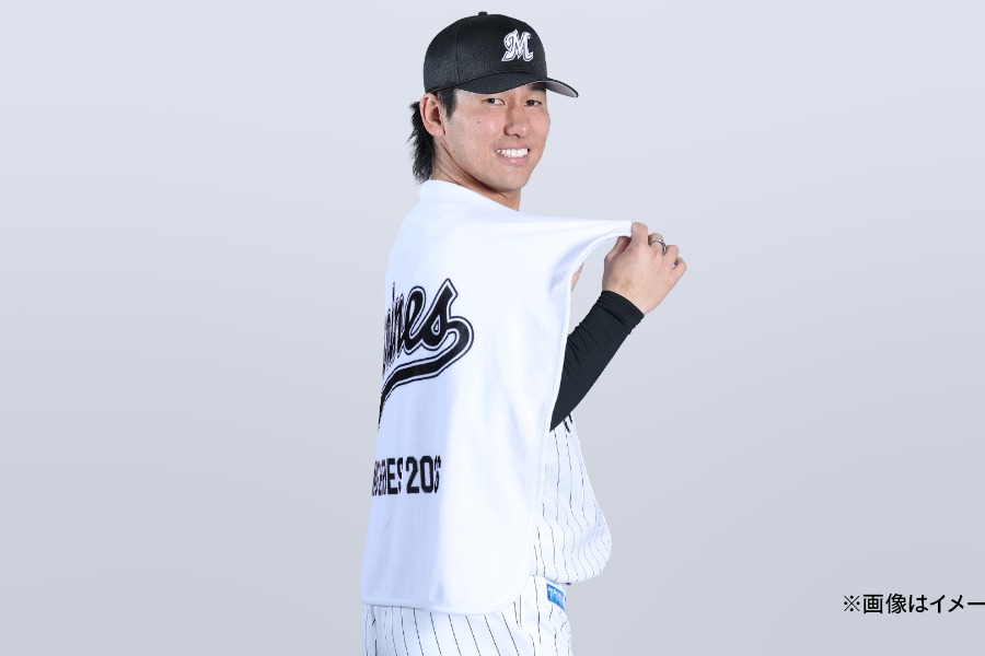 ブランケットを羽織るロッテ・高野脩汰【写真：球団提供】