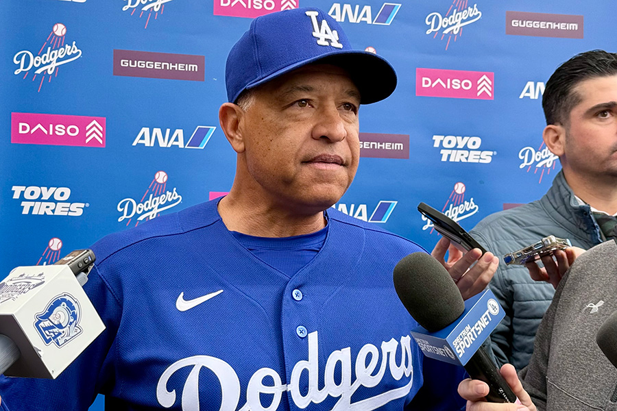取材に対応したドジャースのデーブ・ロバーツ監督【写真：小谷真弥】