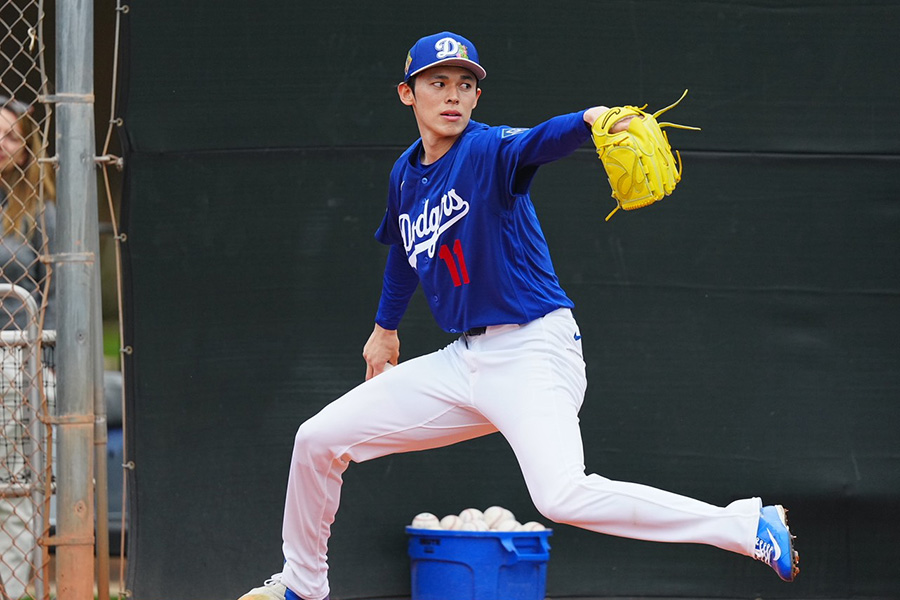 ブルペンで投球練習を行うドジャース・佐々木朗希【写真：荒川祐史】