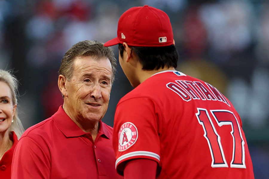 エンゼルスのアート・モレノ球団オーナー（左）と大谷翔平【写真：アフロ】