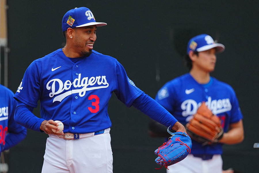 ブルペン入りしたドジャースのエドウィン・ディアス（左）と大谷翔平【写真：荒川祐史】