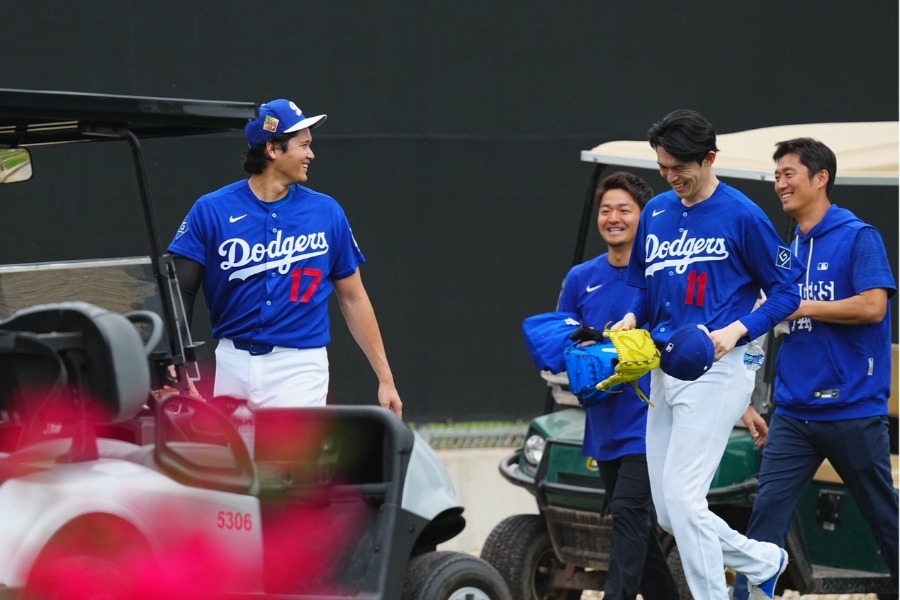 練習の合間に大谷翔平（左）と笑顔で会話する佐々木朗希【写真：荒川祐史】