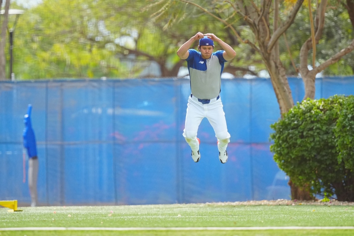 トレーニングで高くジャンプ【写真：荒川祐史】