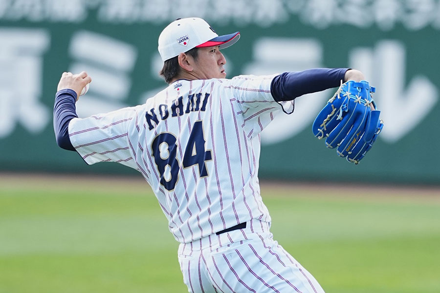 能見コーチのユニホームを着用する侍ジャパン・隅田知一郎【写真：加治屋友輝】