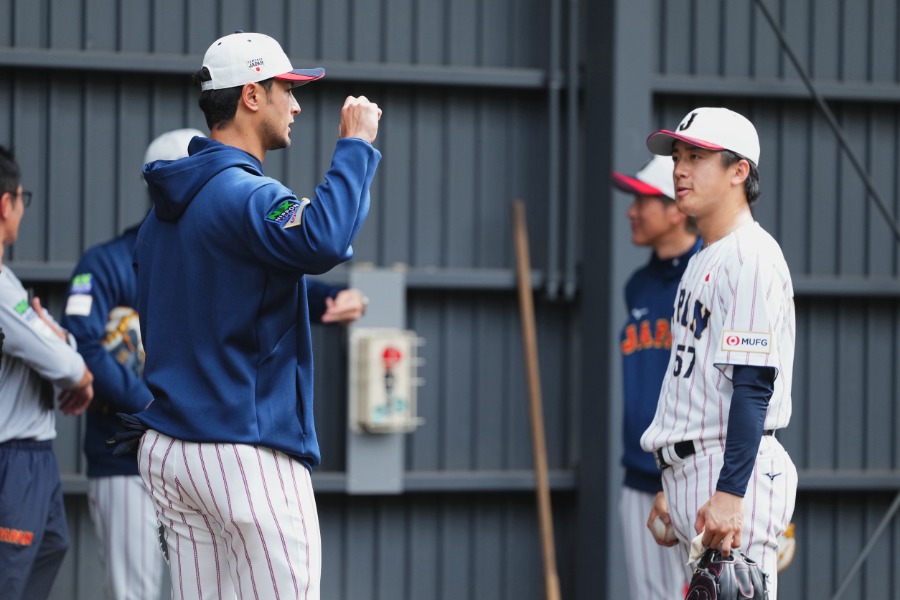 ブルペンで言葉を交わす侍ジャパン臨時アドバイザーのダルビッシュ有(左)と侍ジャパン・北山亘基【写真:小林靖】