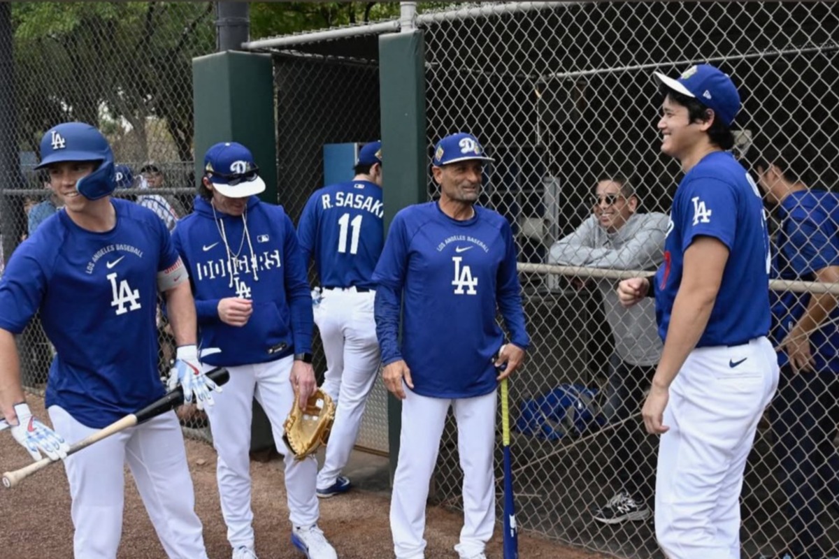 大谷翔平が投稿したディノ・イーベルコーチ、ウィル・スミスらと談笑する様子（画像はスクリーンショット）