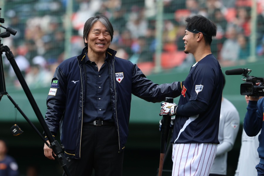 侍キャンプを訪れた松井秀喜氏(左)【写真:加治屋友輝】
