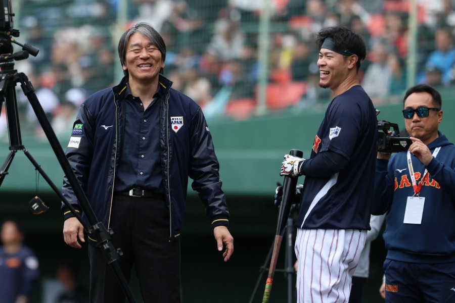 談笑する侍ジャパン・佐藤輝明（右）と臨時コーチの松井秀喜氏【写真：加治屋友輝】