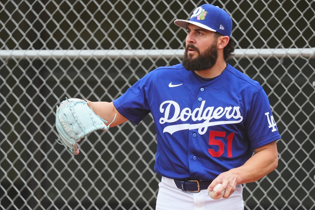 投球練習を行うドジャースのアレックス・ベシア【写真：荒川祐史】