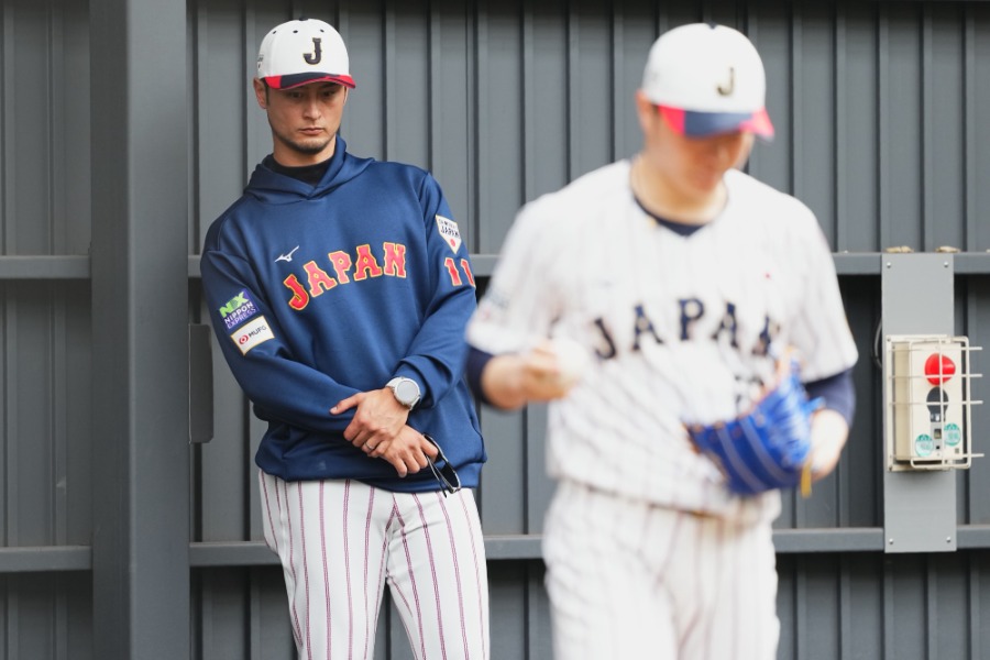 選手の後ろからブルペンを見つめるダルビッシュ有【写真：加治屋友輝】