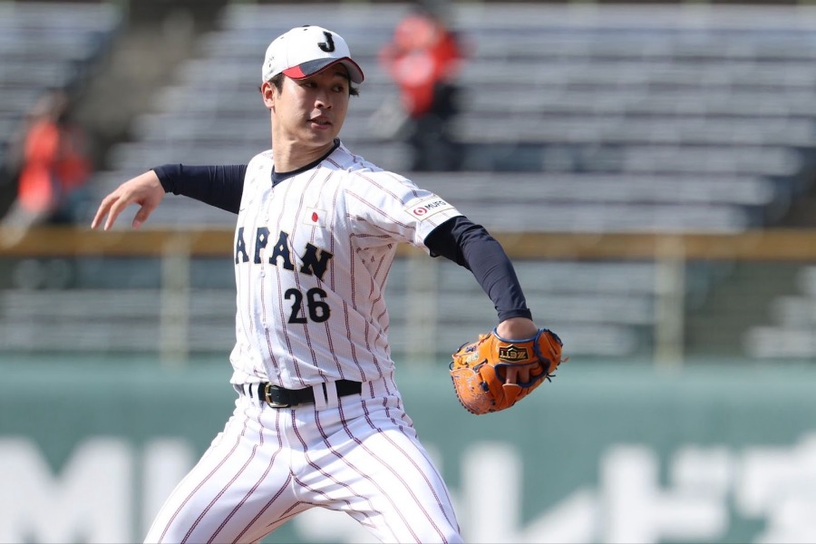 背番号26のユニホームで投内連係を行う種市篤暉【写真：加治屋友輝】