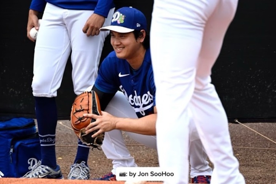 佐々木朗希の背後で笑顔を見せる大谷翔平【写真提供：ジョン・スーフー/ドジャース】