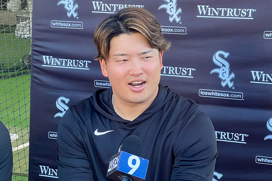 囲み取材に応じたホワイトソックス・村上宗隆【写真：小谷真弥】