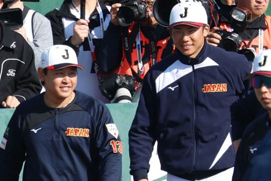 侍組のオリ戦士が驚き…宮崎まで来た“大人気アイドル”　宮城、曽谷らも思わず笑顔の対面