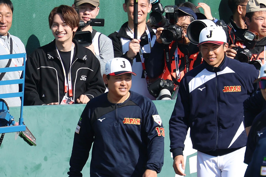 「なにわ男子」の藤原丈一郎、侍ジャパン・宮城大弥、曽谷龍平(左から)【写真:加治屋友輝】
