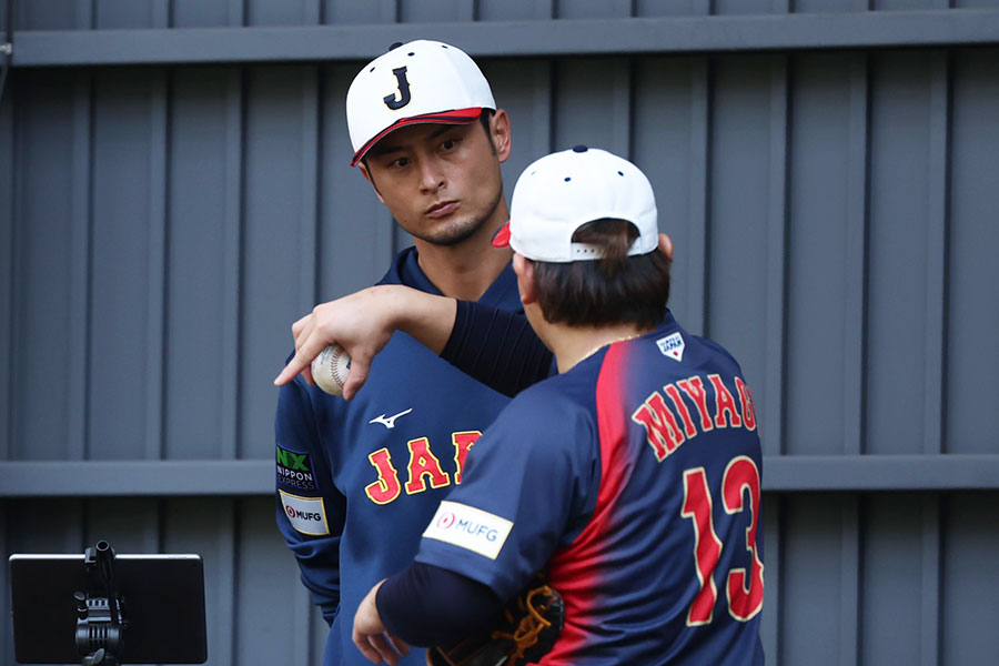 侍ジャパン臨時アドバイザーのダルビッシュ有（左）と宮城大弥【写真：加治屋友輝】
