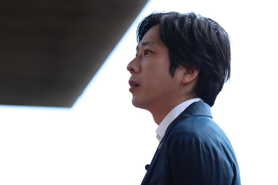 ブルペンを見学する二宮和也さん【写真:加治屋友輝】